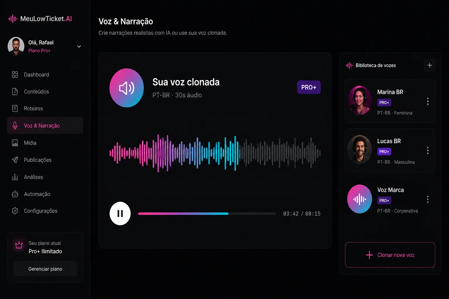Tela de narração com waveform colorido, player de áudio, biblioteca de vozes em PT-BR (Marina BR, Lucas BR, Voz Marca) e opção 'Clonar nova voz'